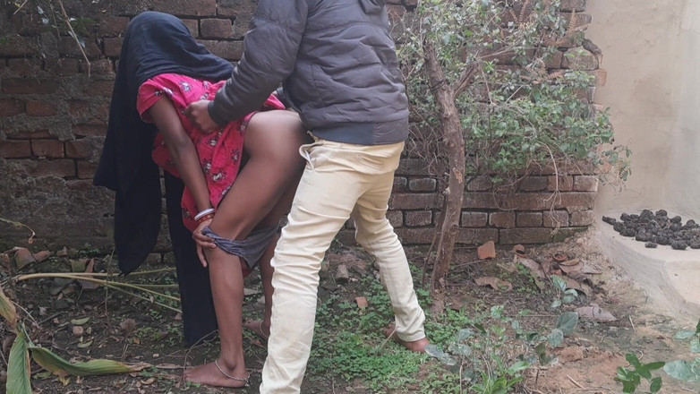 Trilokinath: Une belle-sœur se fait baiser devant la maison