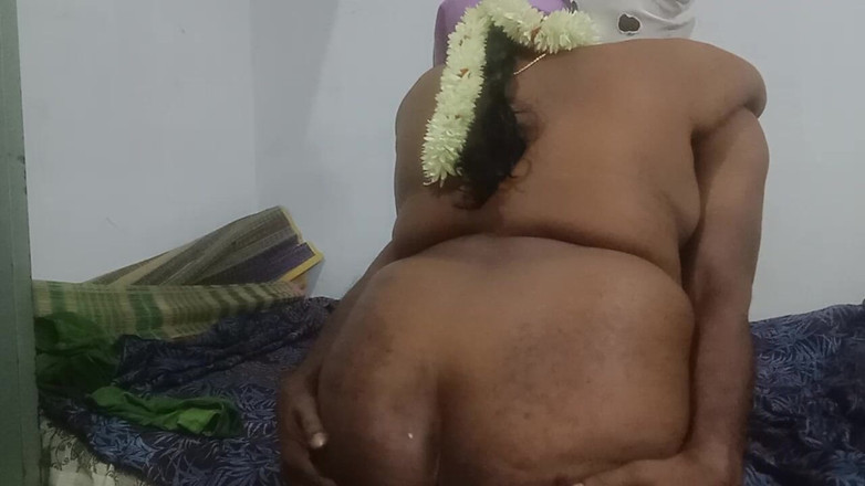 Santhi89: Suri rumah saree panas Tamil dikongkek pantat keras