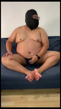 性感的微胖男人跳舞并展示他的脚