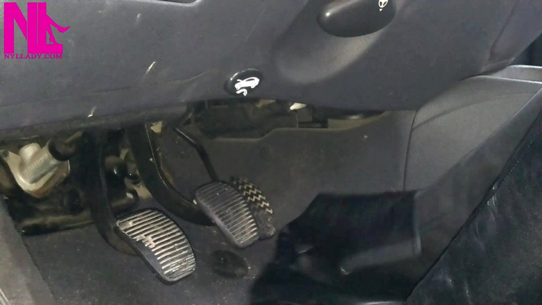 Nyllady: Mengepam pedal dan membuka baju kulit hitam saya dengan kasut...