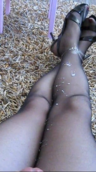 Kaki Dani Dalam Pantyhose Hitam Dan Pakaian Dan Hills Cantik Dengan Kuku Digilap