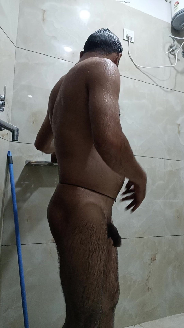 Rajasthani-old-lover: Desi Hot Man cieszyć prysznic i pokaz masterbation
