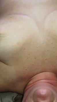 De vrouw wordt boos op waar het sperma eindigt, laten we gewoon zeggen dat ladingen in gezicht niet haar favoriet zijn