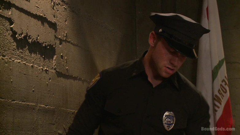 Bound gods: Officer Maguire schlägt und fickt einen hengst zum Vermüllen