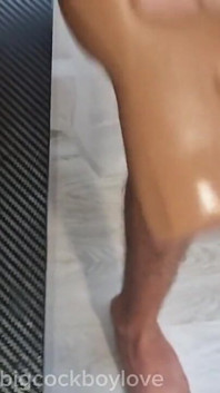 O pulă uriașă umple o pizdă și tatăl său vitreg cu spermă