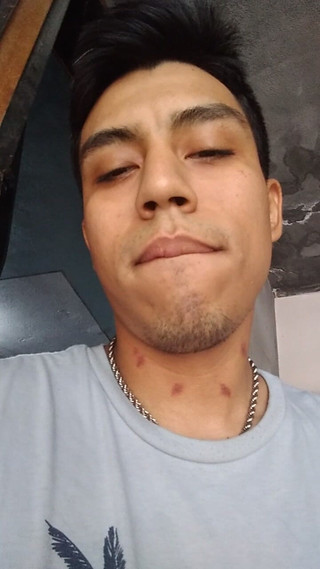 AlexAlejandro13: Zieht sich in der Öffentlichkeit durch