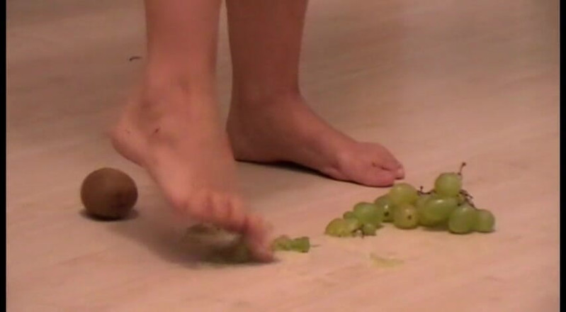 Foot Girls: Sarışın evde yalnızken yemeği çiğniyor