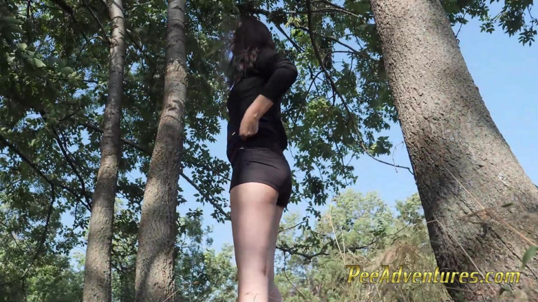 Pee Adventures: Xixi através do meu short curto
