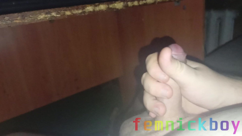 femnickboy: Dikke kerel trekt zijn geaderde pik af en komt klaar