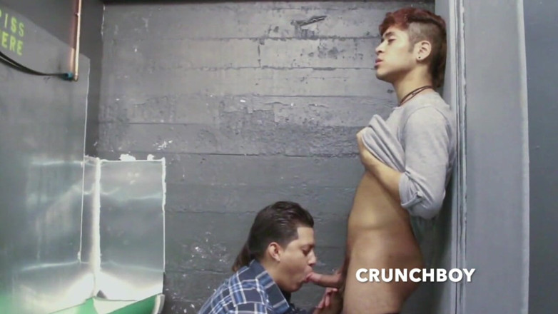Crunch Boy: Sperma na jego toru to stopa