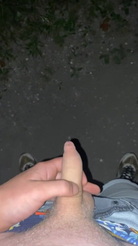 Genç oğlan açık havada işiyor
