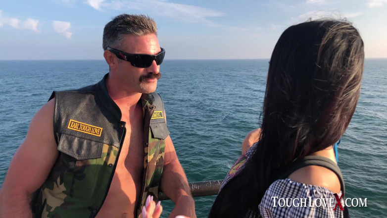 ToughLoveX: Vicki Chase va a una cita y luego es