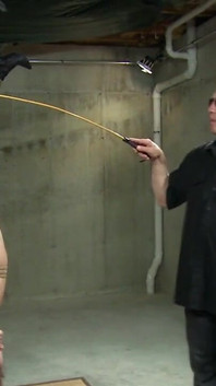 Amatorskie niewolnik bdsm podczas wykręcania do góry nogami