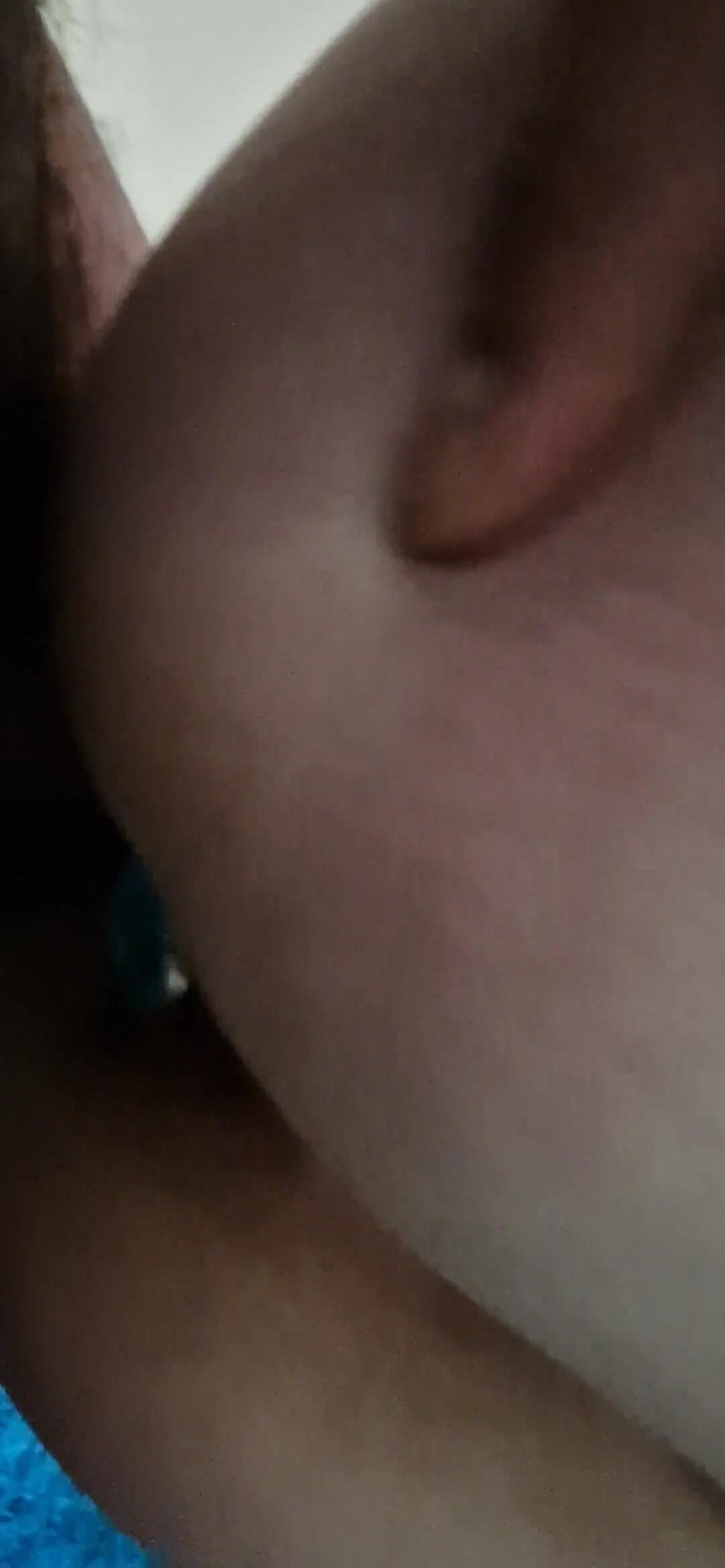 MrLoverMan: 美丽的 sexxxymma 毛茸茸的阴户被操，屁股插入她的菊花和一点肛门，射在她的大胸部！