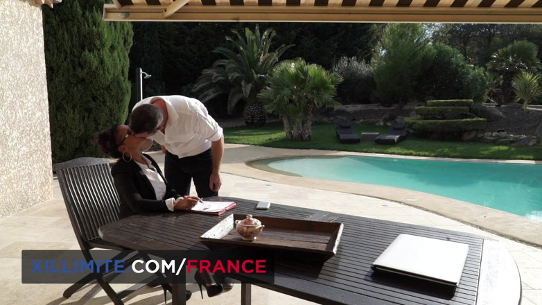 Made In France: Une brune mature pulpeuse aime la compagnie d'un jeune mec