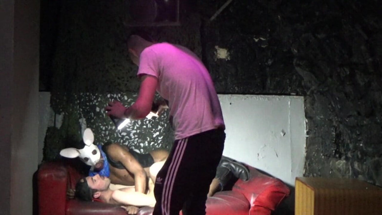 BAREBACKERS FROM LONDON: Video con twink preñada por polla negra XXL de Londres