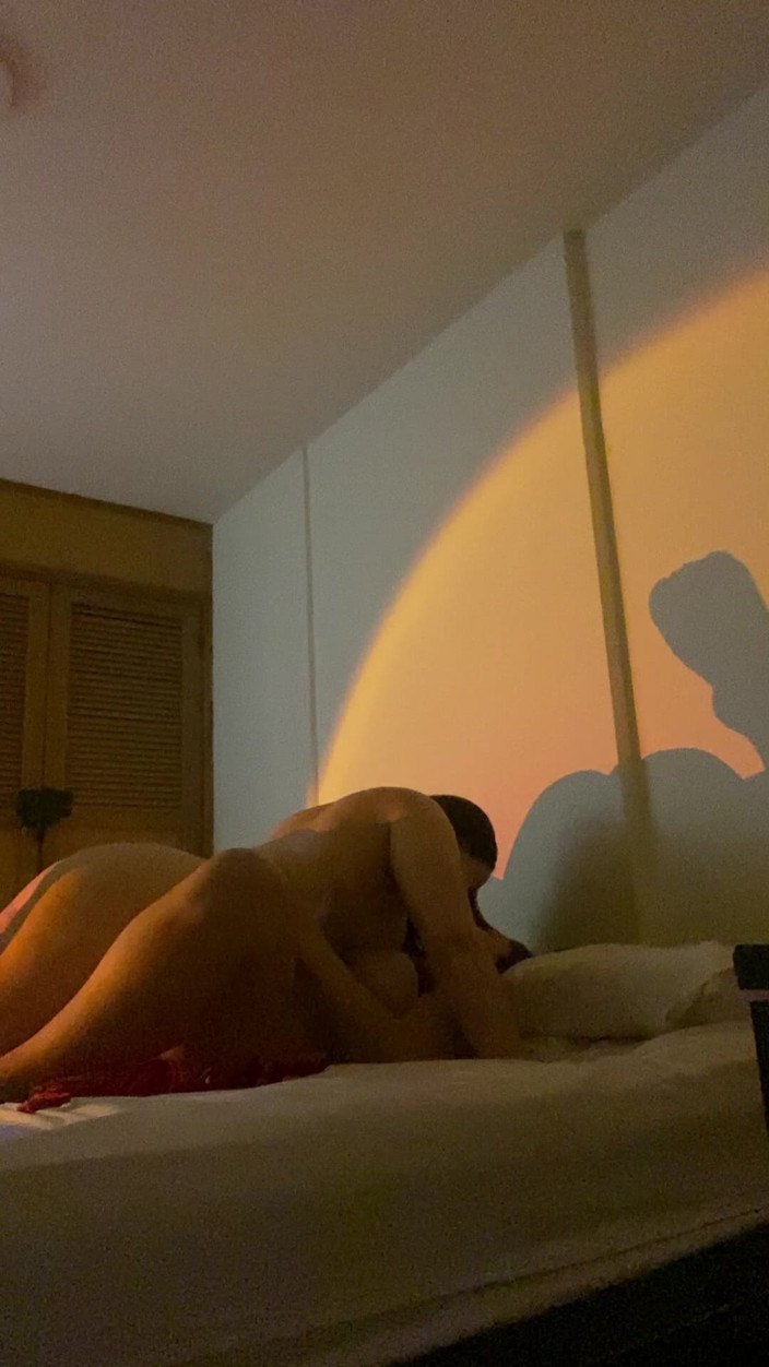 zoemelissa: Její kůže proti mé v teplém večerním světle