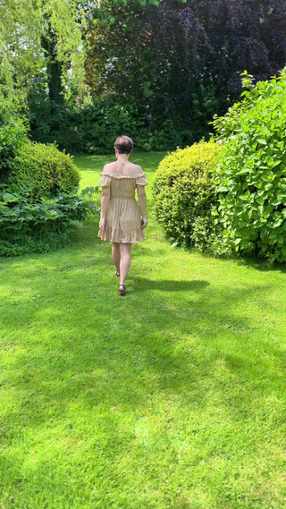 Queen-Lucy: Sfacciata cammina fuori esibizione in giardino