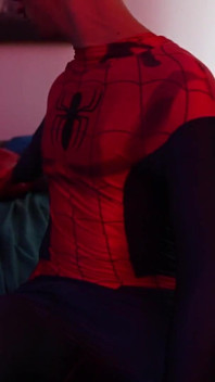 Snauwflake w kostiumie Spider-Mana masturbuje się swoimi wielkimi i żitami
