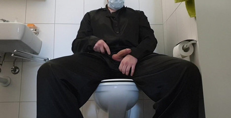 Satin Slave: Satijnen mietje komt hard klaar op haar satijnen kleren