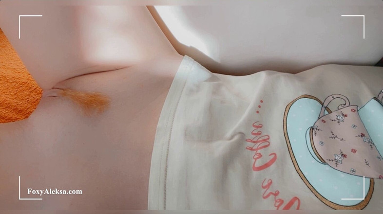 FoxyAleksa: Nahá drobná kundička si s tebou hraje a chce sex...