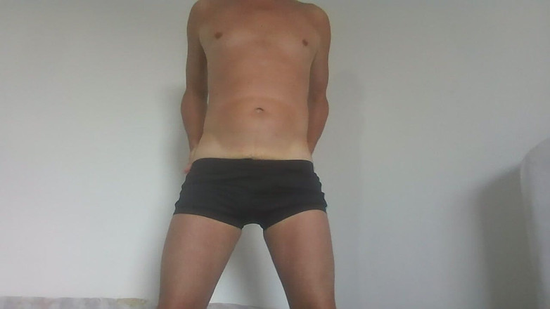 Alan Long: En bañándose y mostrando su cuerpo desnudo.