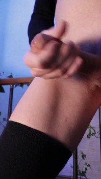 Femboy ejaculează pe piciorul lui, astfel încât să-l poți linge - hornyjohny66