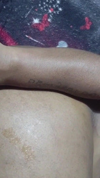 La milf troia con un culo rotondo ne ottiene 69 con un grosso cazzo