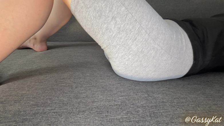 GassyKat: Leggings scoreggia pov - la puzza viene schizzata dritta sul tuo...
