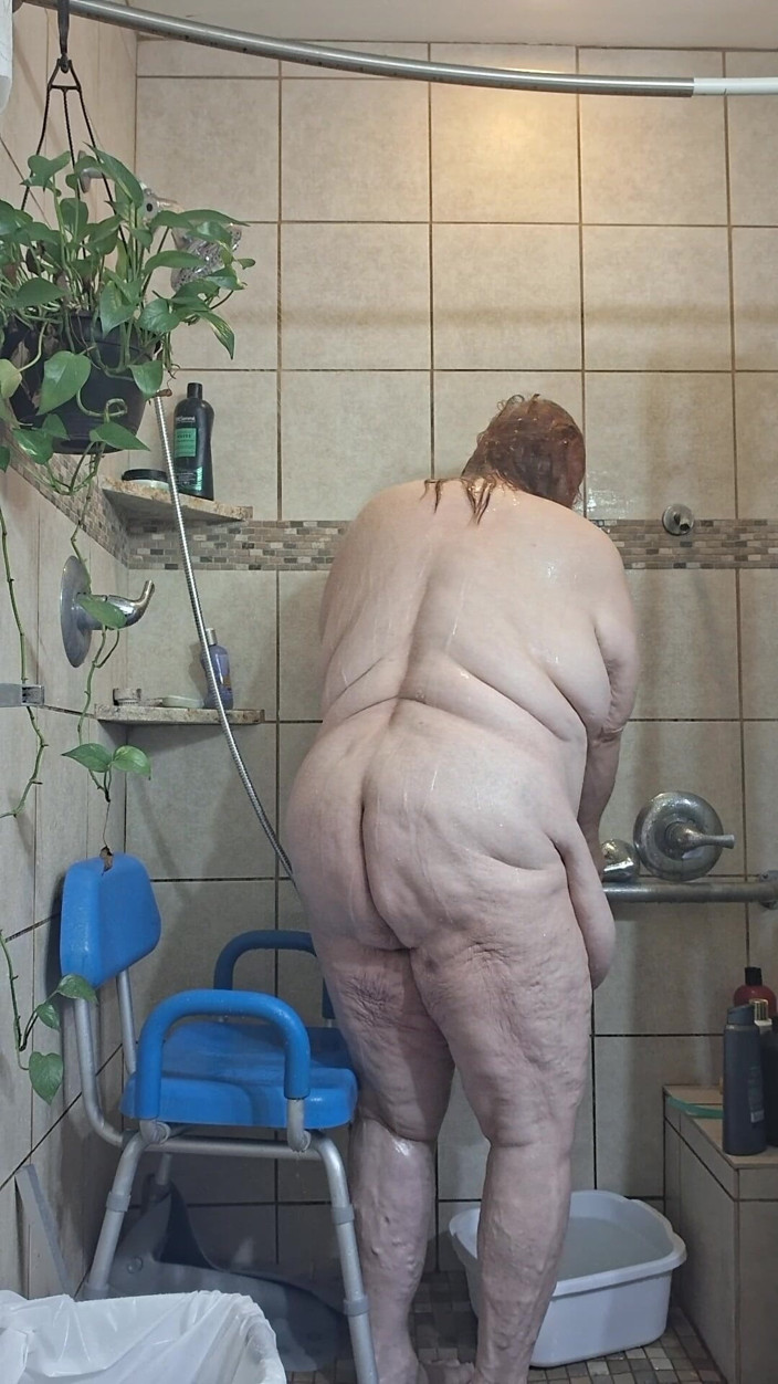 BBW nurse Vicki adventures with friends: Вики, Большая Красивая Медсестра, Потеет И Хочет В Туалет!