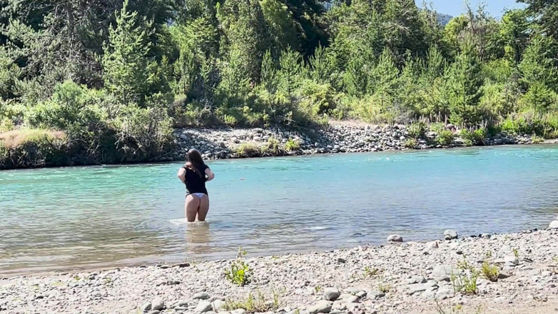 Sr Mono y Alba: Je me trouve étrange dans la forêt et je la baise...