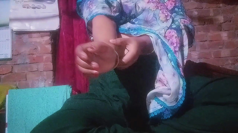 nadiya2026: Bini desi yang menarik menggerakkan jarinya dengan sangat keras.