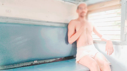 Tani: Tienerjongen klaarkomen in de trein