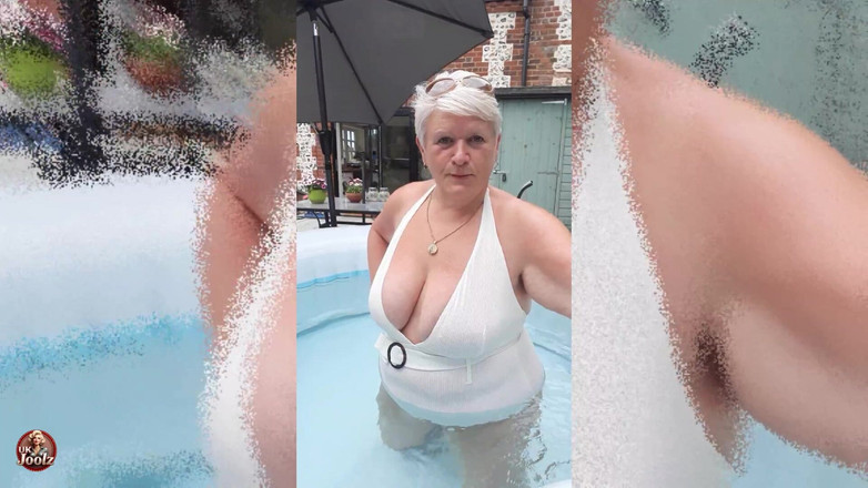 Uk Joolz: 新しい水着を試着してる