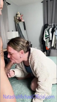 Facetiming il mio figliastro mentre succhio il cazzo del suo bullo e het facialized