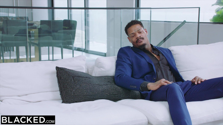 Blacked: Blacked khloe kapri在情人节被两根大黑屌干