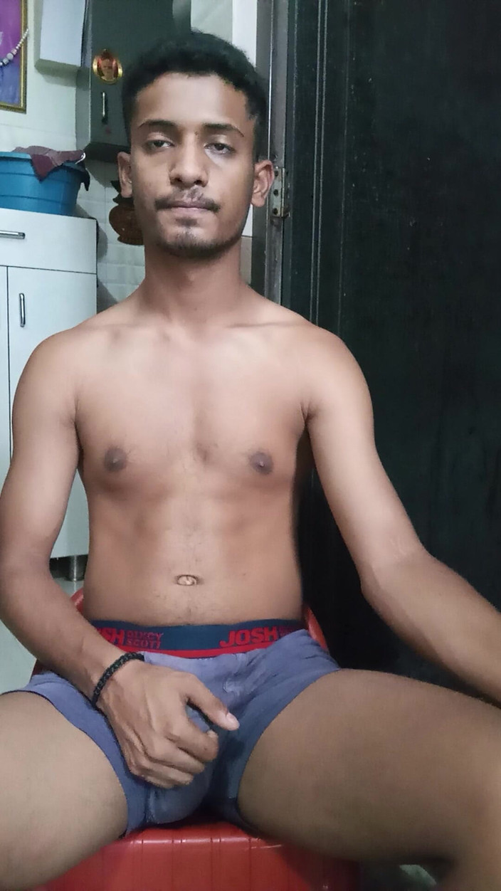 Curlyboy: Pria muda India memijat besar di webcam