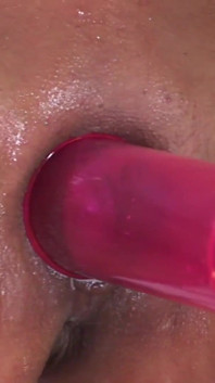 La milf sexy mora sorprende la figliastra con il suo cazzo e lo prende nel culo senza esitazione