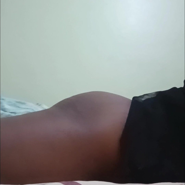 Briita: Ôm trên giường với cà rốt trong âm hộ của tôi.