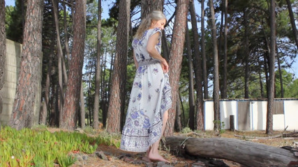 Annabel Miller: Annabel - striptease sexy în aer liber