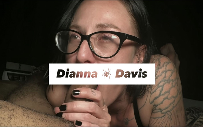 Dianna Davis: 戴眼镜的女孩的鸡巴和球崇拜 - 第一人称视角