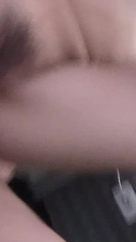 Mamă sexy brunetă matură este futută tare cu vibrator