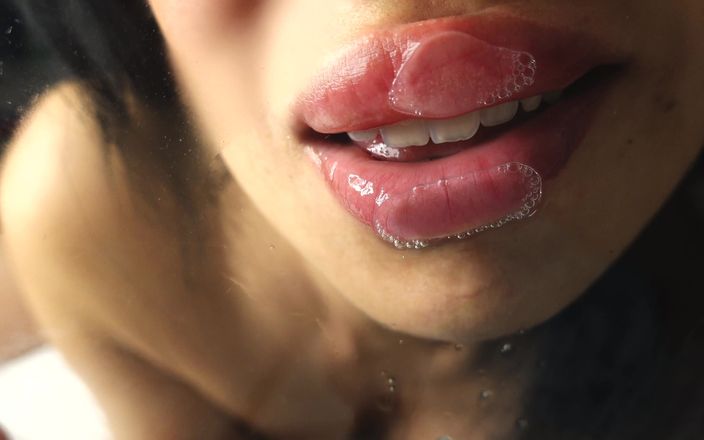 Asmr_mouth: Çıplaklıkta cam yalama