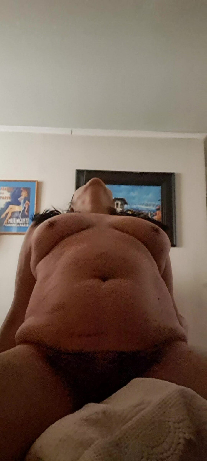 Mommy big hairy pussy: Üvey anne bir fahişe üvey oğlunu sikiyor