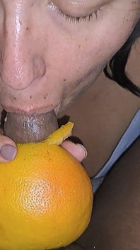 Je lui taille une pipe incroyable en pamplemousse en lui caressant la bite en gémissant et en gémissant