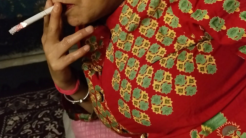 Xoxo Times: Сексуальная дама курит сигарету и прелюдия, ее сексуальная часть,, соски