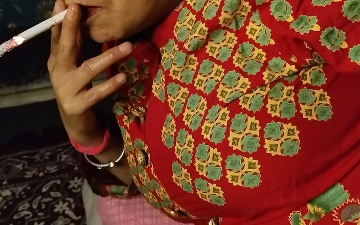 Xoxo Times: Wanita seksi merokok dan foreplay puting bahagian seksualnya