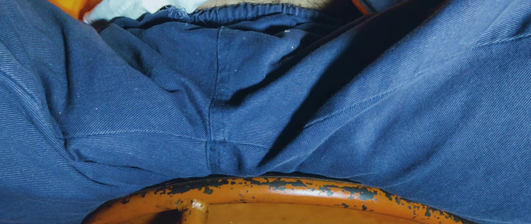 Stink HairyMale: Mavi pantolon ve botlar