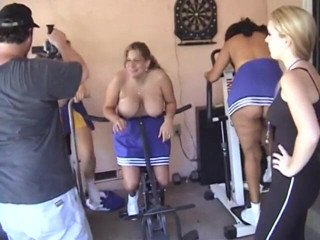 Give me BBW: Genießen sie von klobigen cheerleadern hinter den kulissen