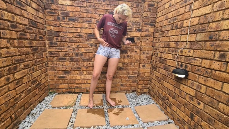 domslutfucker: 様々な衣装で外でおしっこ漏らすホットブロンドのコンピレーション